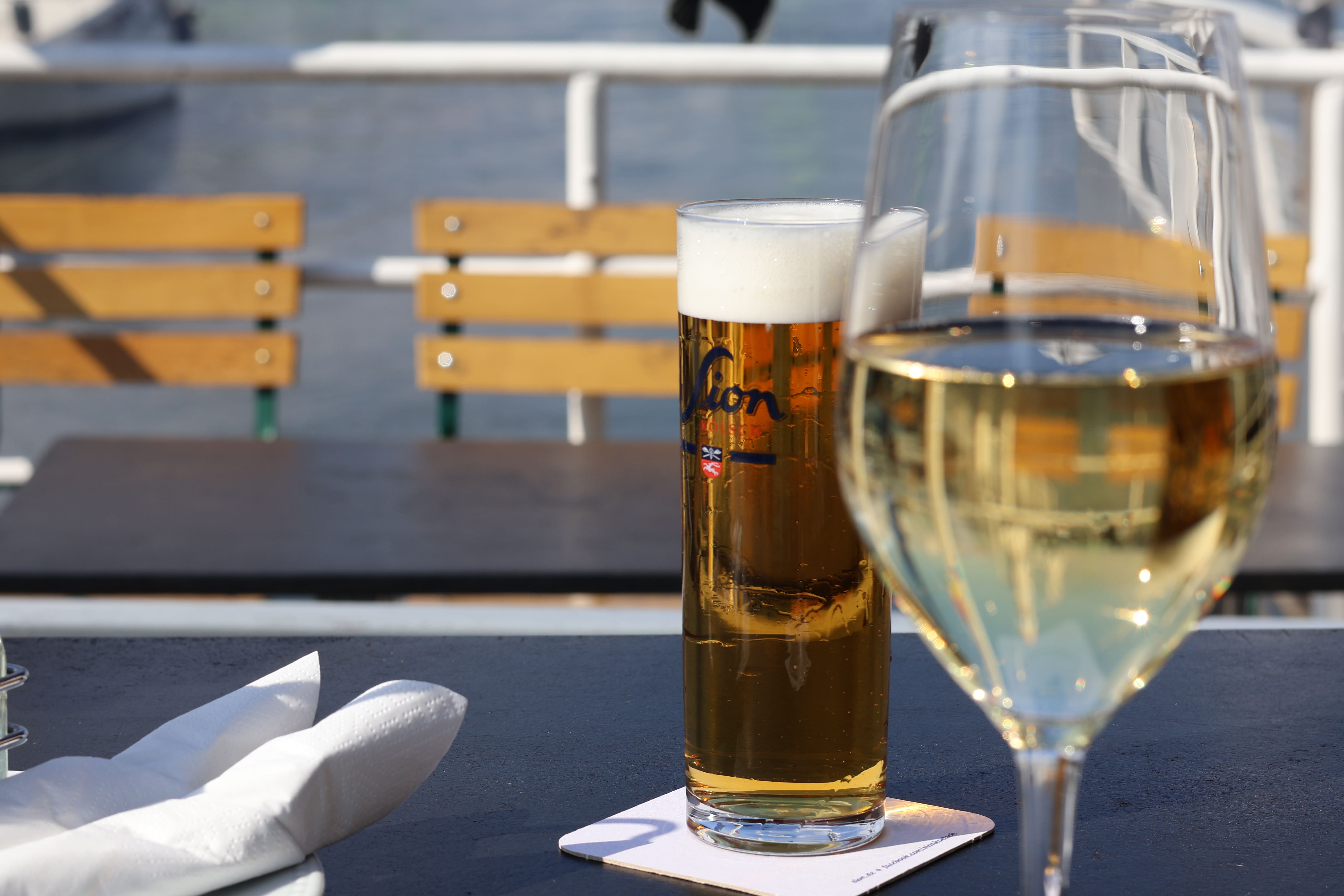 Bier und Wein auf einem Tisch auf der Terrasse 