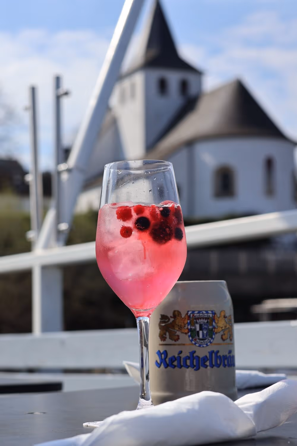 Getränke auf der Terrasse mit Blick auf die Kirche